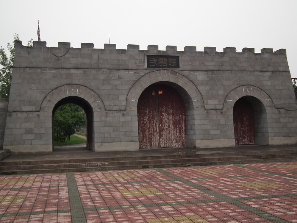 《隋唐演义》吧,里面的人物有;二贤庄庄主单雄信,秦群卖马,瓦岗寨之说