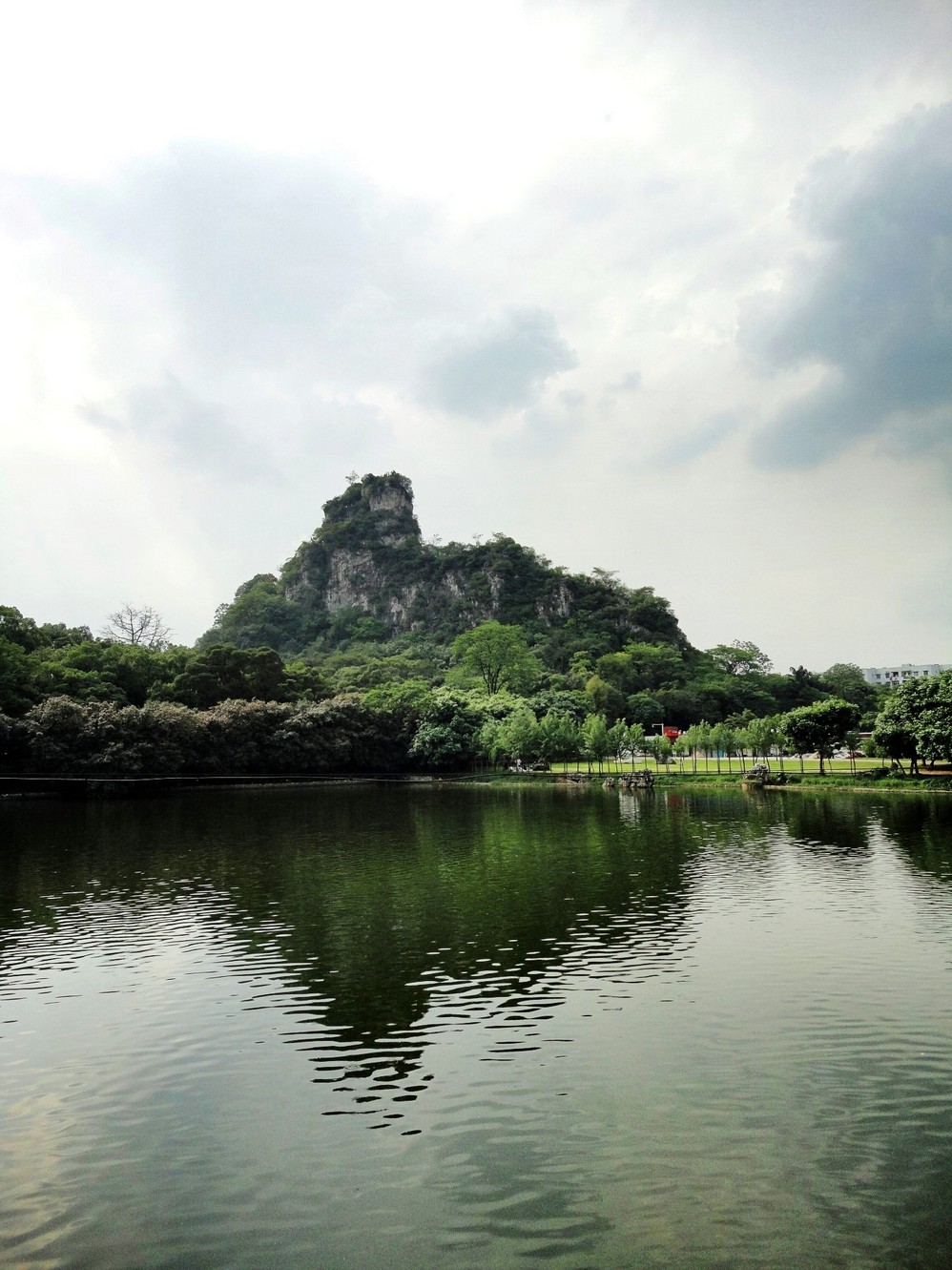 素有"浓遮树暗一园绿,艳照霞明半壁红"的雀山公园,位于柳州市柳北工业