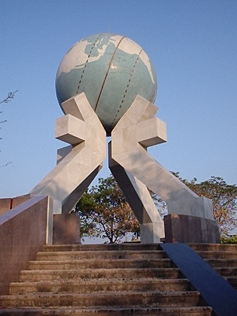 紀念塔座落在廣東汕頭市汕頭大學附近一個小山坡上.