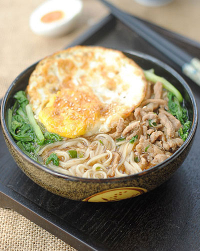 鸡蛋肉丝面 营养丰富