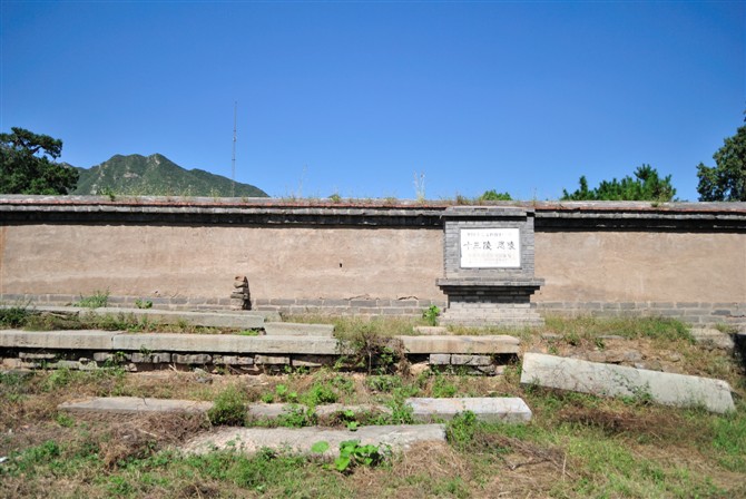 一些水泥块横七竖八的歪倒在地上,思陵外边满是一副断壁残垣的沧桑