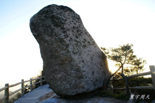 恰好两旁奇石不断闪现,无论是主峰——鸡角尖顶上酷似鸡角,神韵十足的
