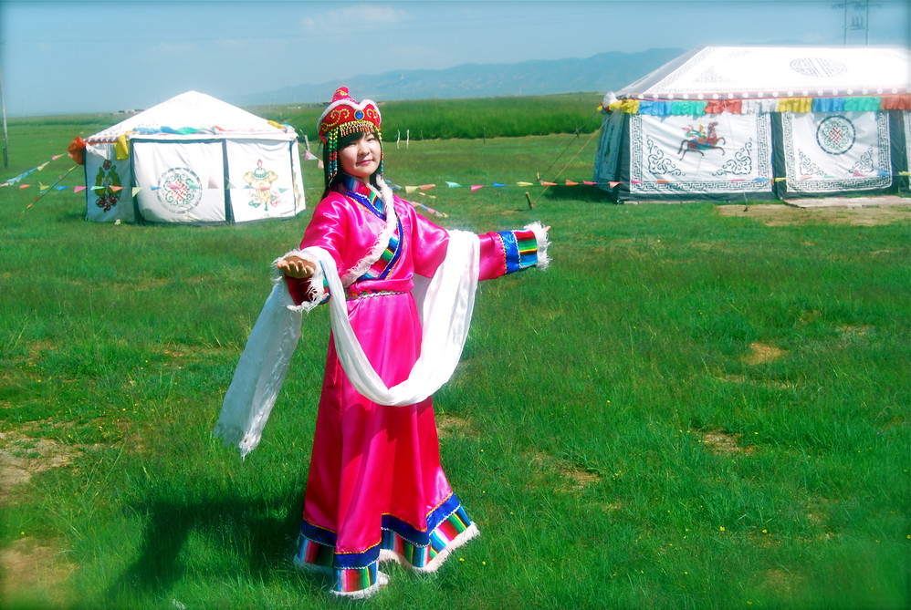 青海湖门源油菜花7月陶醉在浩瀚的金黄里