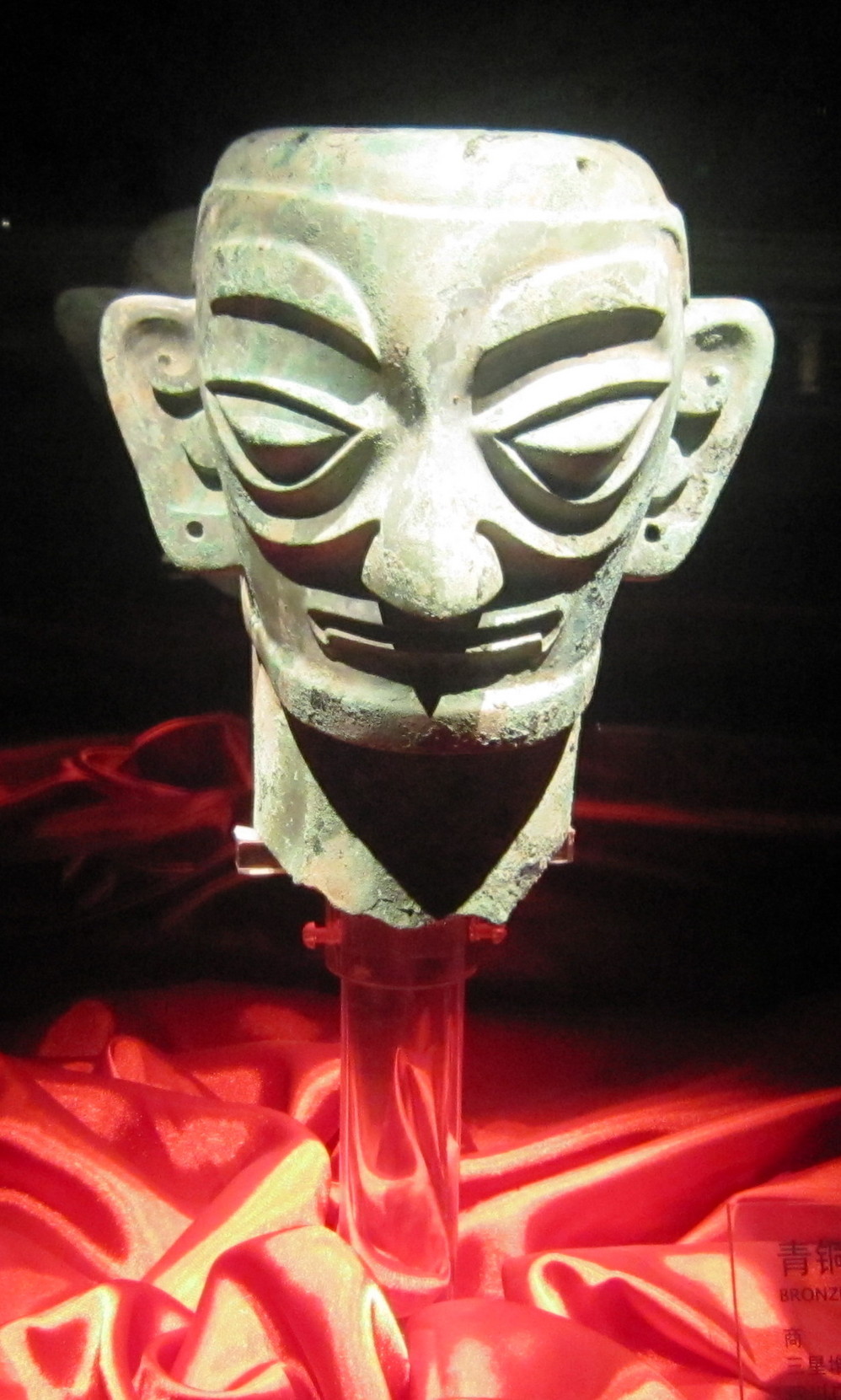 据史书记载,蜀王蚕丛原来居住于四川  西北  岷山上游的汶山郡  .