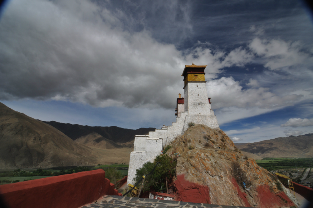 是3,4百米深的山涧小巴桑~~~打拉日雪山星星石头白鹤凉屁古雕楼什么鸟