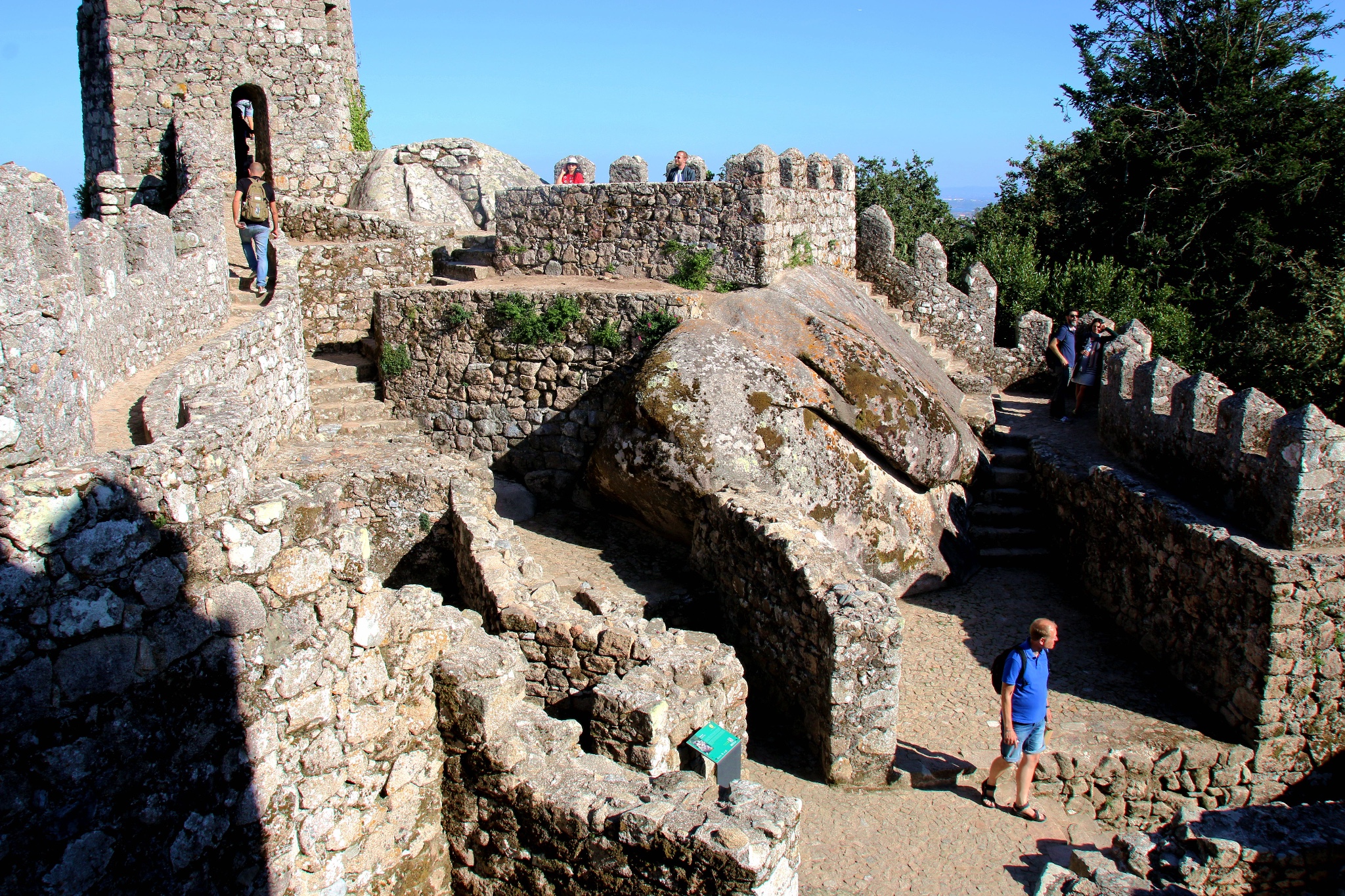 在辛特拉的山顶,登上摩尔人城堡看全景