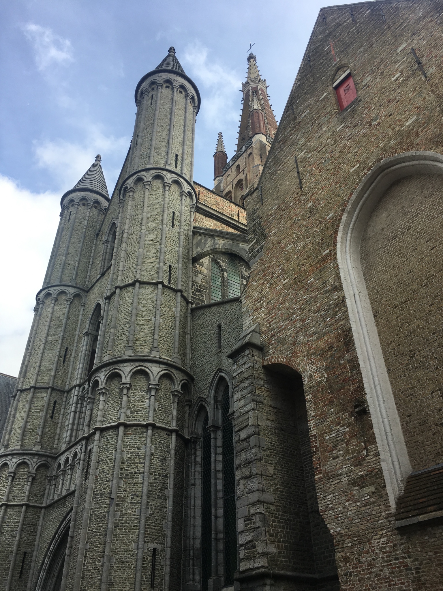 13世纪的圣母院,14世纪的哥特式市政厅,15世纪的皇宫旧址,1887年的新