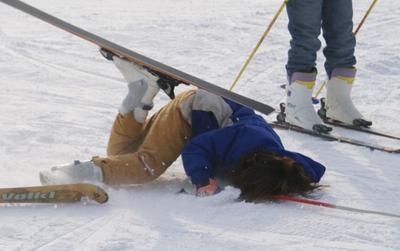 小孩滑雪摔倒图片图片