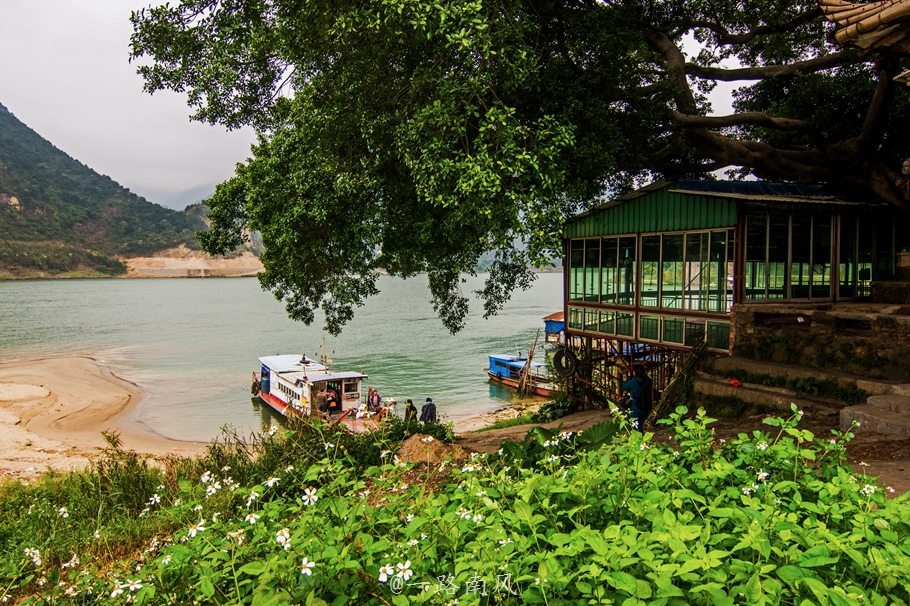 羚羊峽由羚羊山同鼎湖區沙埔鎮的爛柯山雄踞西江兩岸而成.