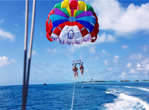 消暑力荐 安全刺激 迪拜水上滑翔伞(鸟瞰迪拜全景  享受15分钟飞行