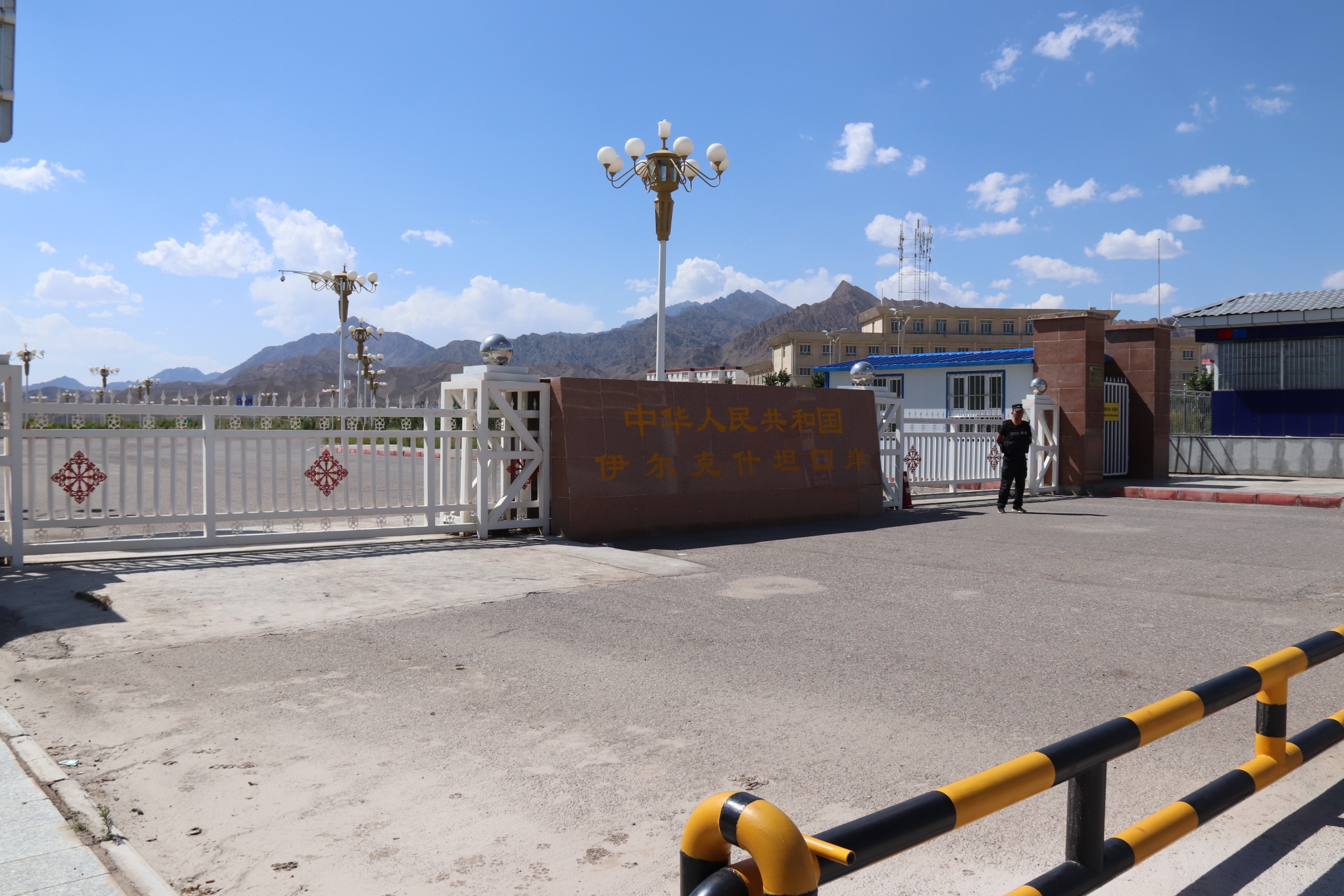 龙荒朔漠上的风情绿洲克州首府阿图什天门伊尔克什坦口岸游以及吃吃吃