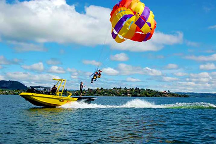 新西兰罗托鲁瓦湖卡瓦劳喷射快艇水上滑翔伞拖曳伞体验免费接送提供