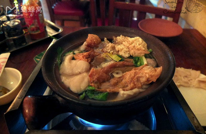 柬埔寨火锅  柬埔寨火锅类似我们的小火锅,一小锅汤,一盘牛肉,一盘鲜