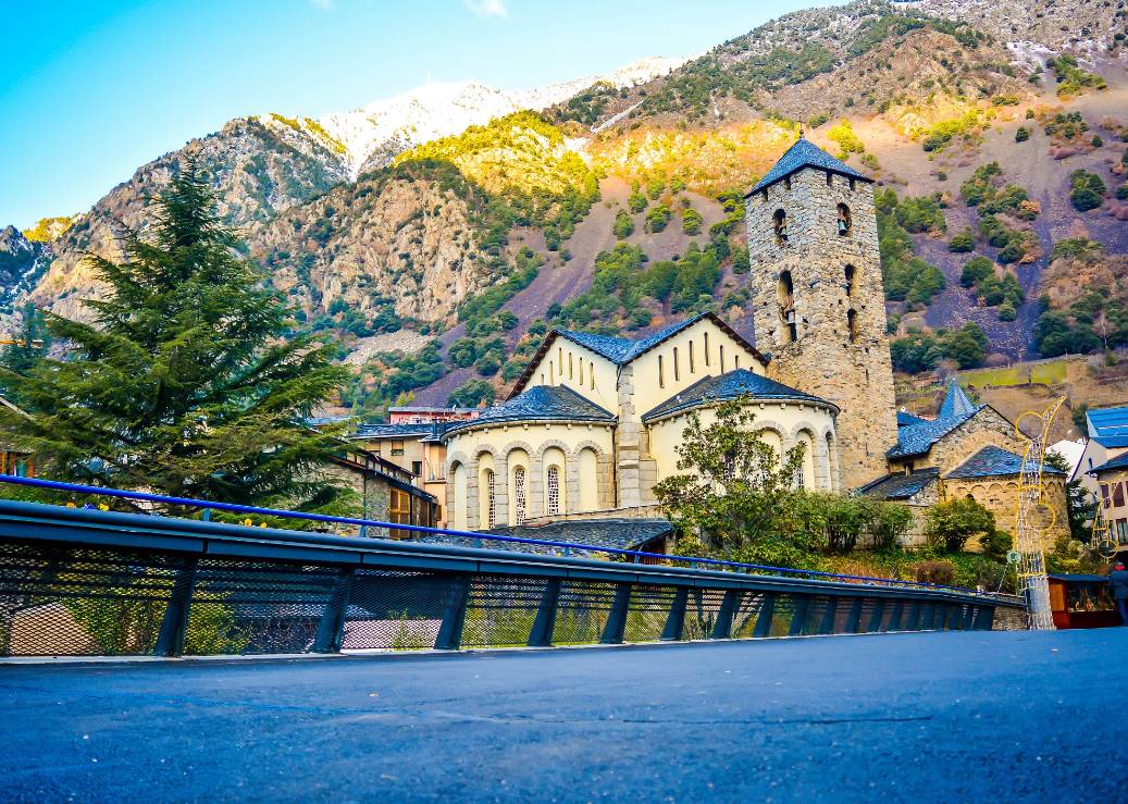 购物滑雪温泉安道尔这个国家很有料