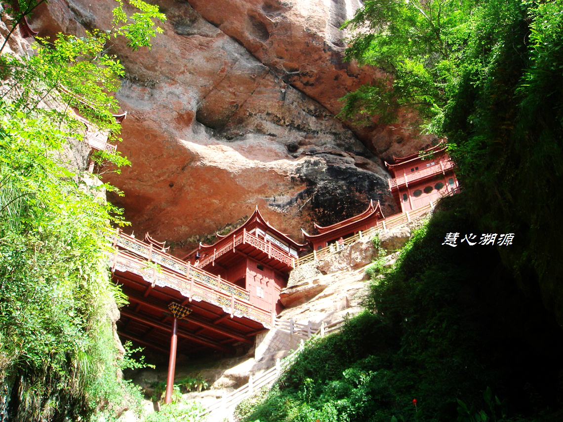 中国丹霞主题游：峡谷丹霞有古寺，一柱擎起一座庙