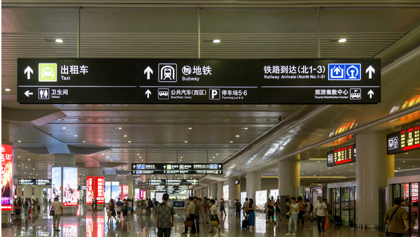 上海虹桥高铁站怎样到虹桥火车站地铁站,只能走路吗?走多久呢?谢谢