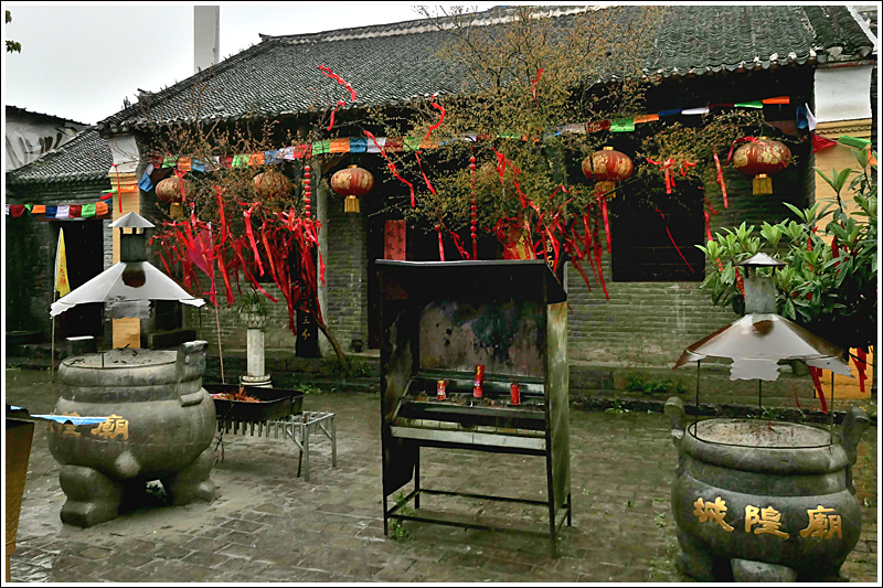 后殿走廊两端各镶嵌石碑一块,记录城隍庙田亩等情况和重修城隍庙碑记.