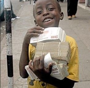 穷的只剩钱的国家 工人要面包不要钱!