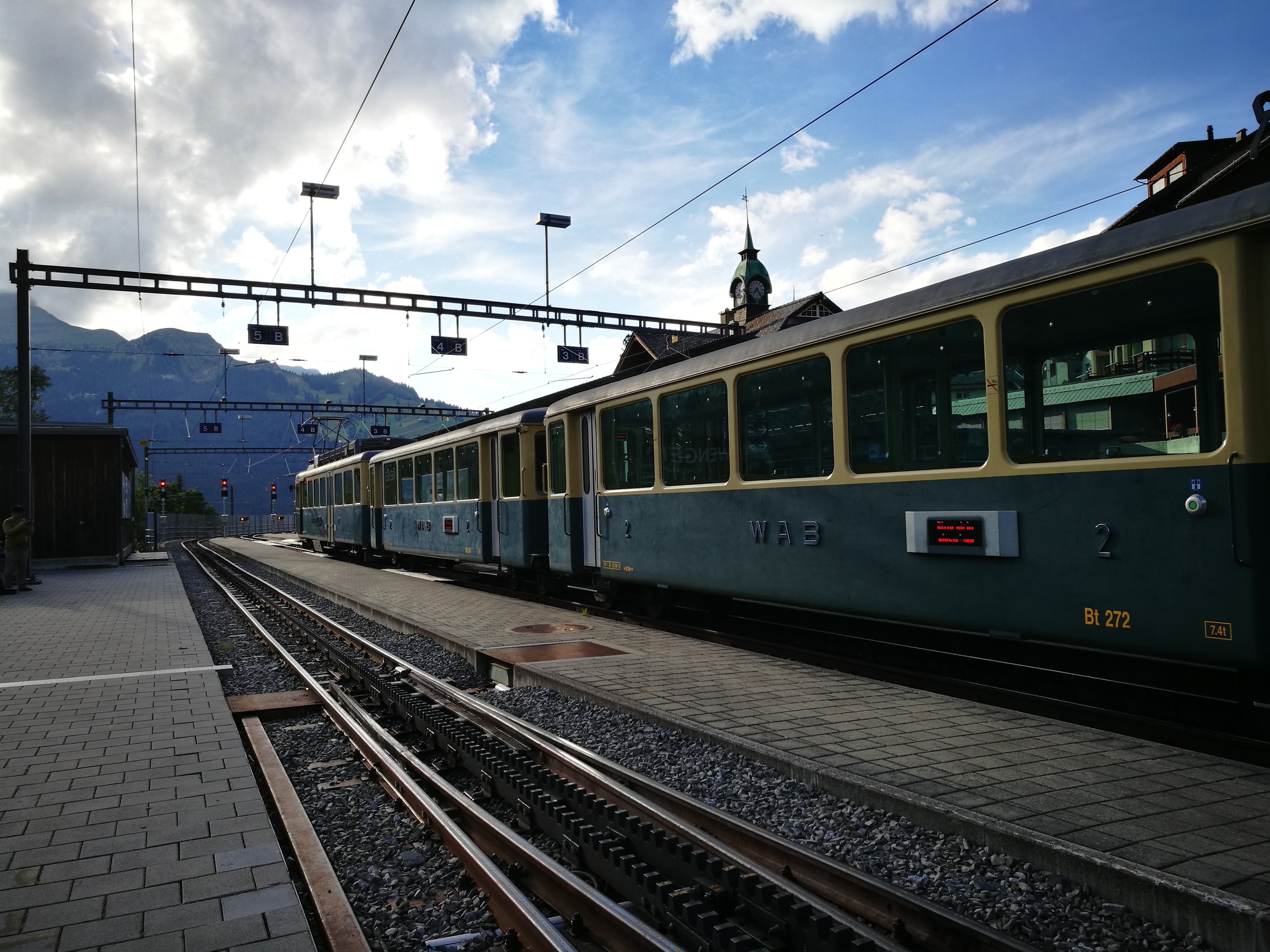 瑞士最美的铁路线，用“黄金”命名，一路湖光山色，如行画中_特拉肯
