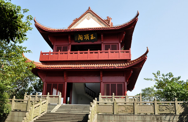 北山公园为萧山城区的一个风景区,山上建了不少的亭,轩,阁,是供游人