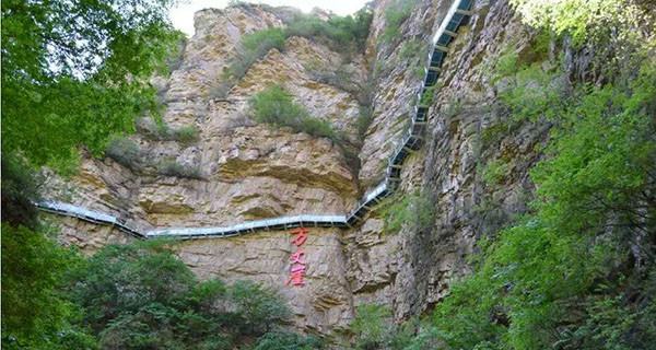 到達京東大峽谷景區門口(含門票),一過檢票口就是高高的臺階.