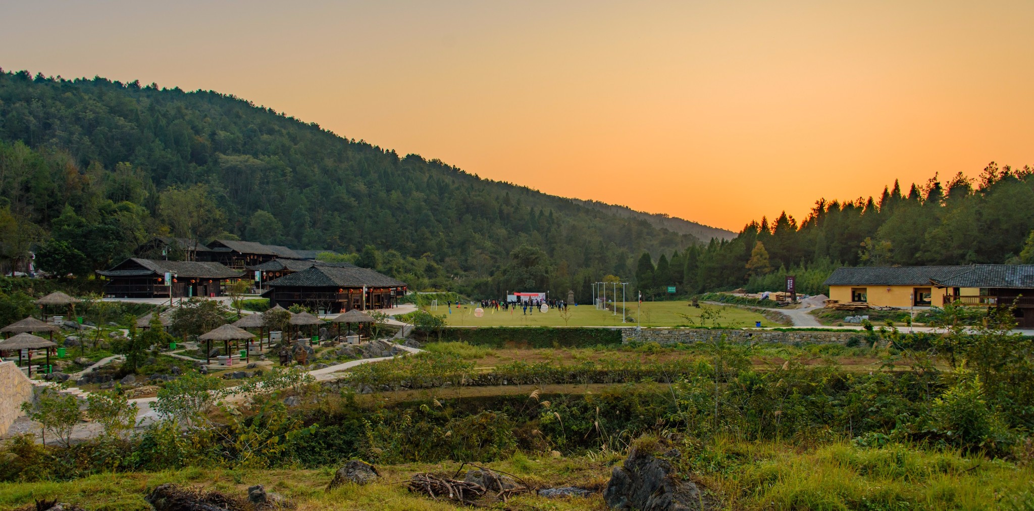 张家界禾田居山谷图片