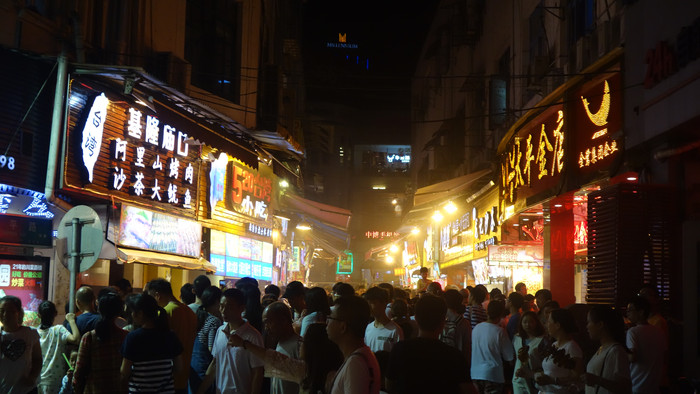 吃饱了,才有心情慢慢逛街.