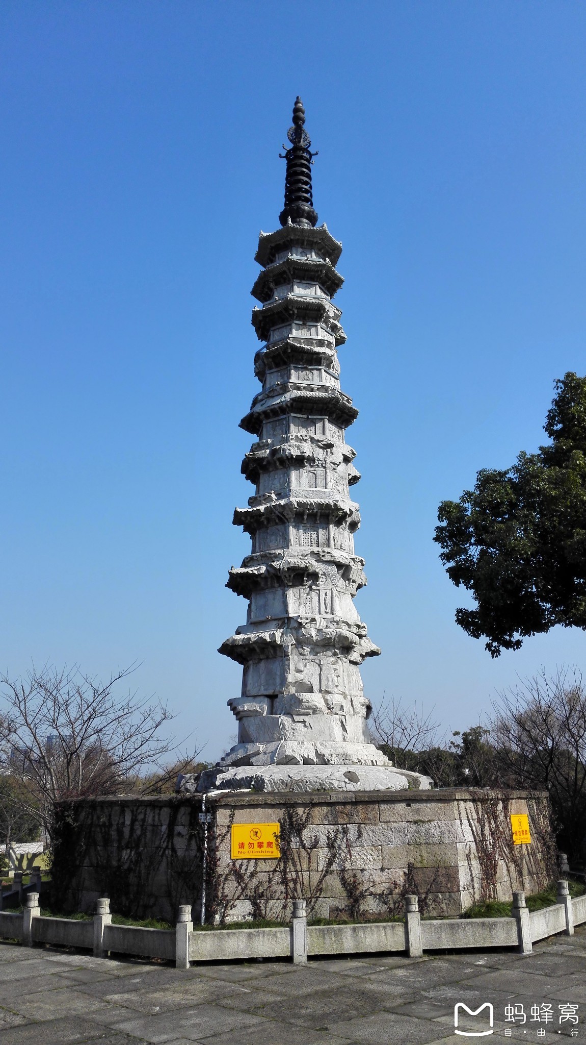 西湖景区自2011年被列入世界遗产名录景区以一山二塔