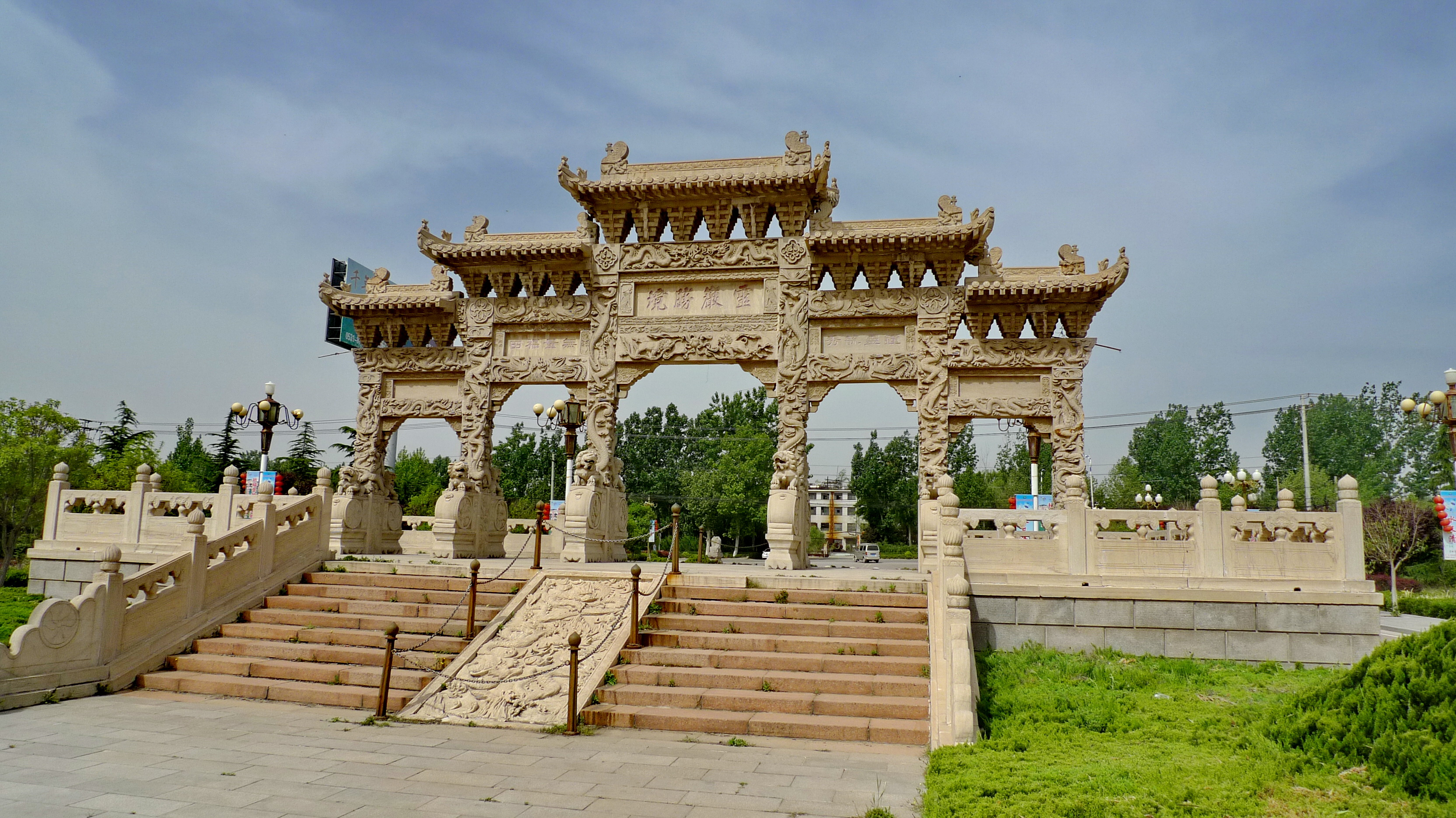 的牌坊建在靈巖寺北面幾公里的地方靈巖寺,位於山東省濟南市 長清區