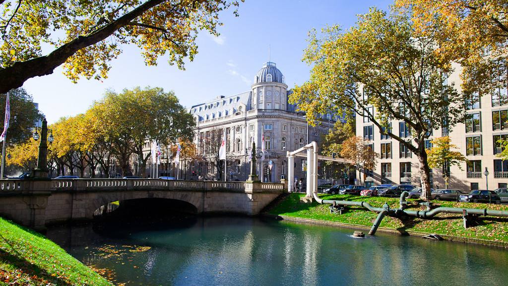 德国 杜塞尔多夫市区内一日包车(7-9座商务车)