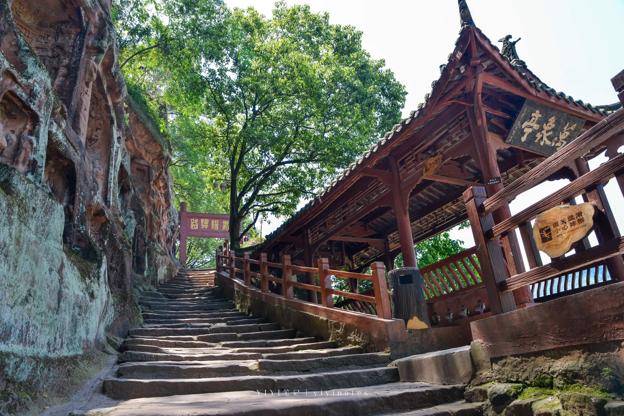 夾江千佛巖景區千佛巖的景區是一條環線,進入景區之後沿著江邊一直走