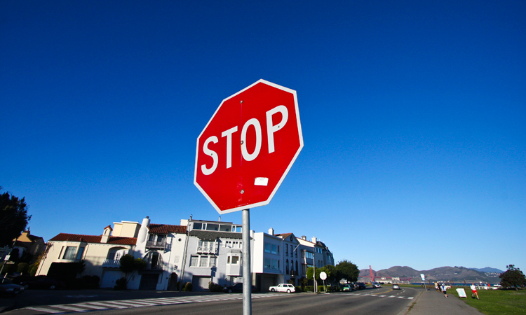 1.红色停车标示("stop" sign)