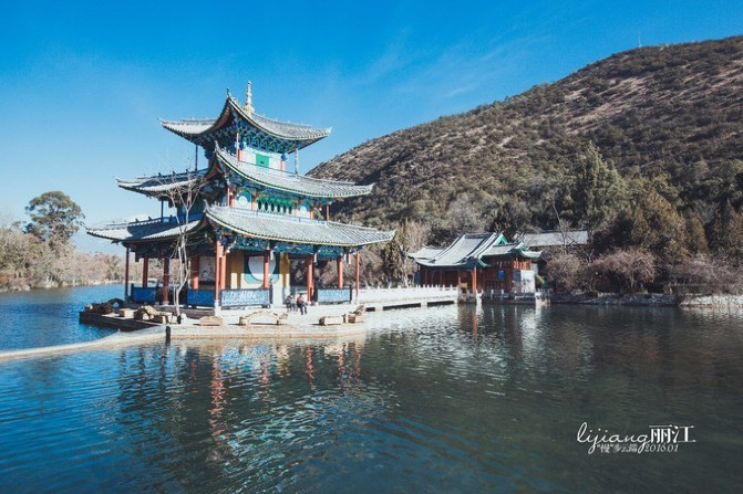 由於下午要出發去雙廊 ,早飯後我們就近去了黑龍潭公園,已購買古城