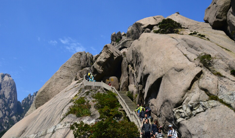 一线天在文殊洞下方.