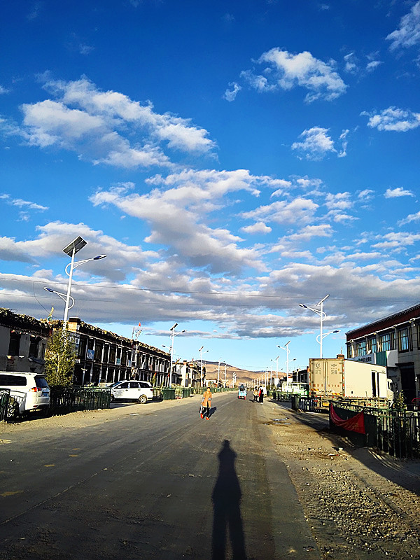 是通往樟木口岸,吉隆县的必经之地,由于定日县城易地重建,现在岗嘎镇