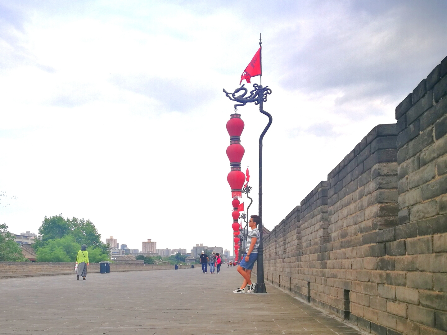 西安城墙顺风旗,华山之巅倒个立!