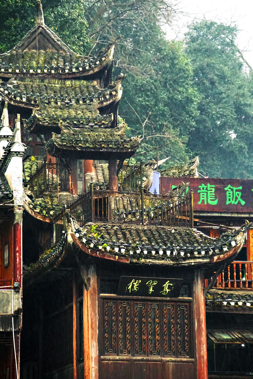 说起考究,凤凰城最气派,最精致,最有美感的建筑当推黄永玉的夺翠楼.