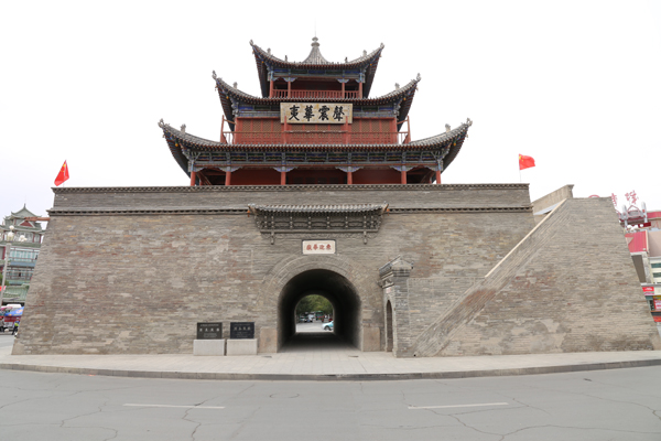 据《西凉旧事》记载,鼓楼原为东晋时酒泉郡福禄县城东门楼,系前凉永乐