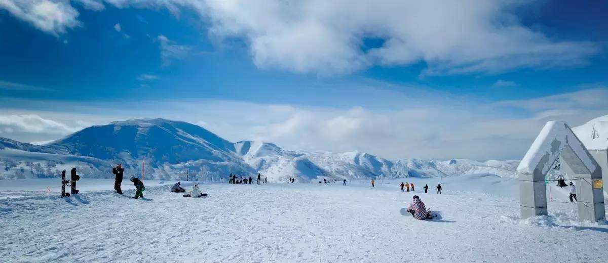 體驗全世界罕見的優質粉雪聖地,暢滑喜樂樂滑雪場