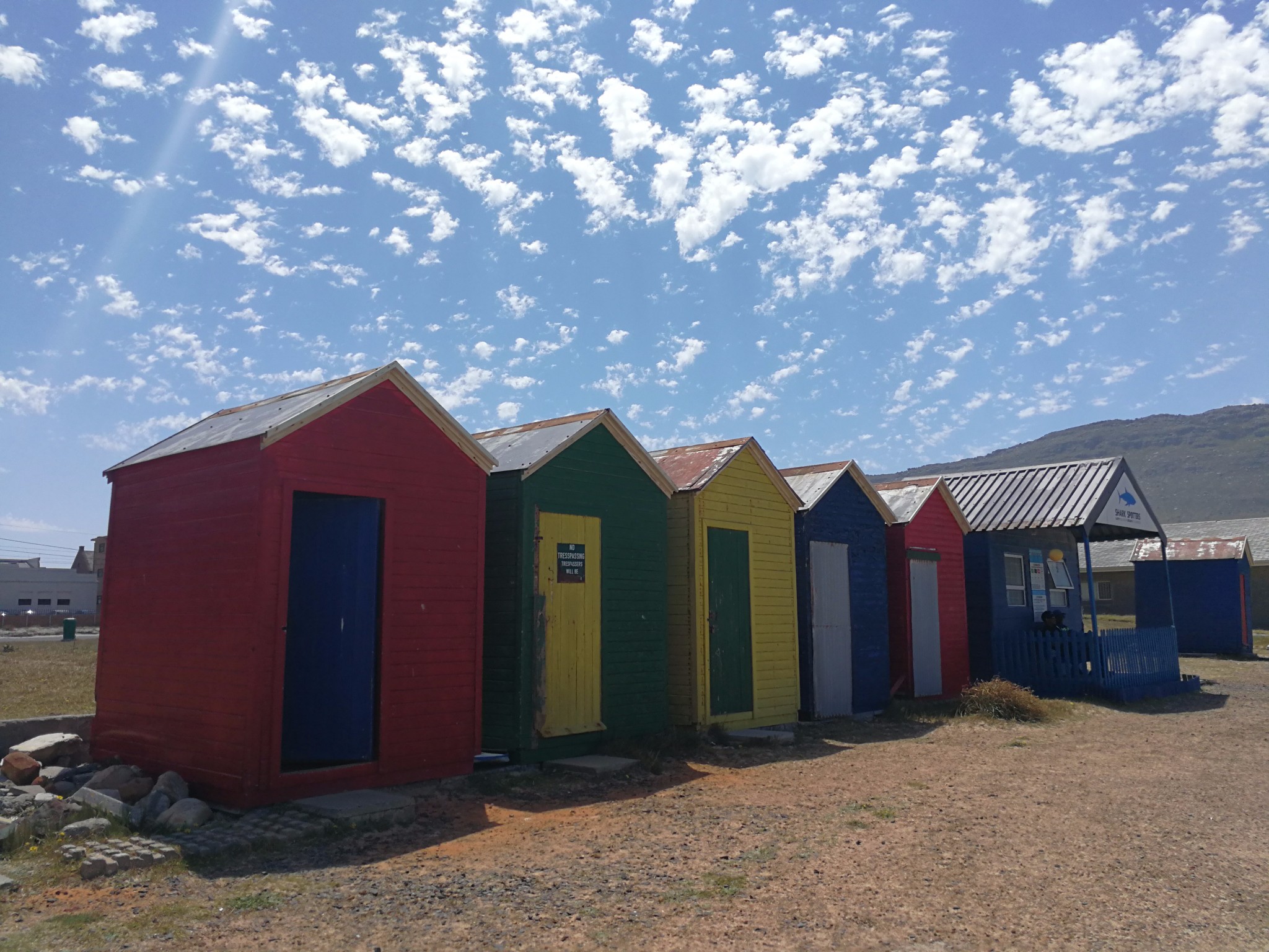 一排排的彩色小房子是可以让来游泳的·临时换衣服用,外面看上去很