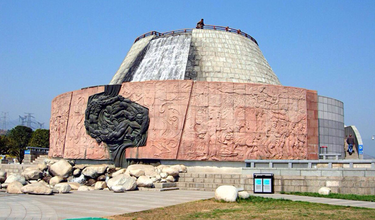 8平方公里,目前对游客开放的有三个观景点:坛子岭,185平台,截流纪念园