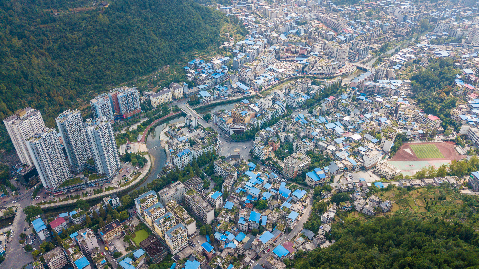 先上几张桃花源及邻近的县城的航拍图,可观全景.