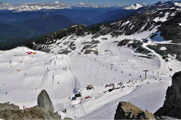 惠斯勒滑雪场作为全加拿大最大的,可直接滑雪进出的度假村,这里常年