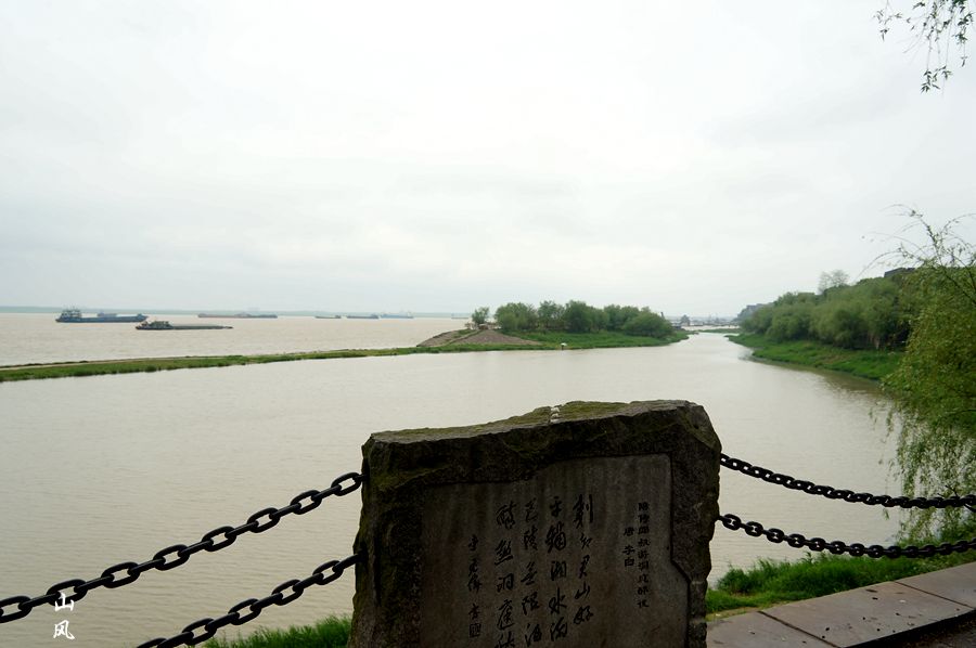 过城郊高速路,观云梦好风景;偃虹堤横卧,往来队队外宾.