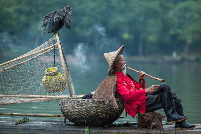 以船为家的渔翁,渔船随波漂流,漓江渔翁老者展示撒网,钓鱼,抽斗烟,哼