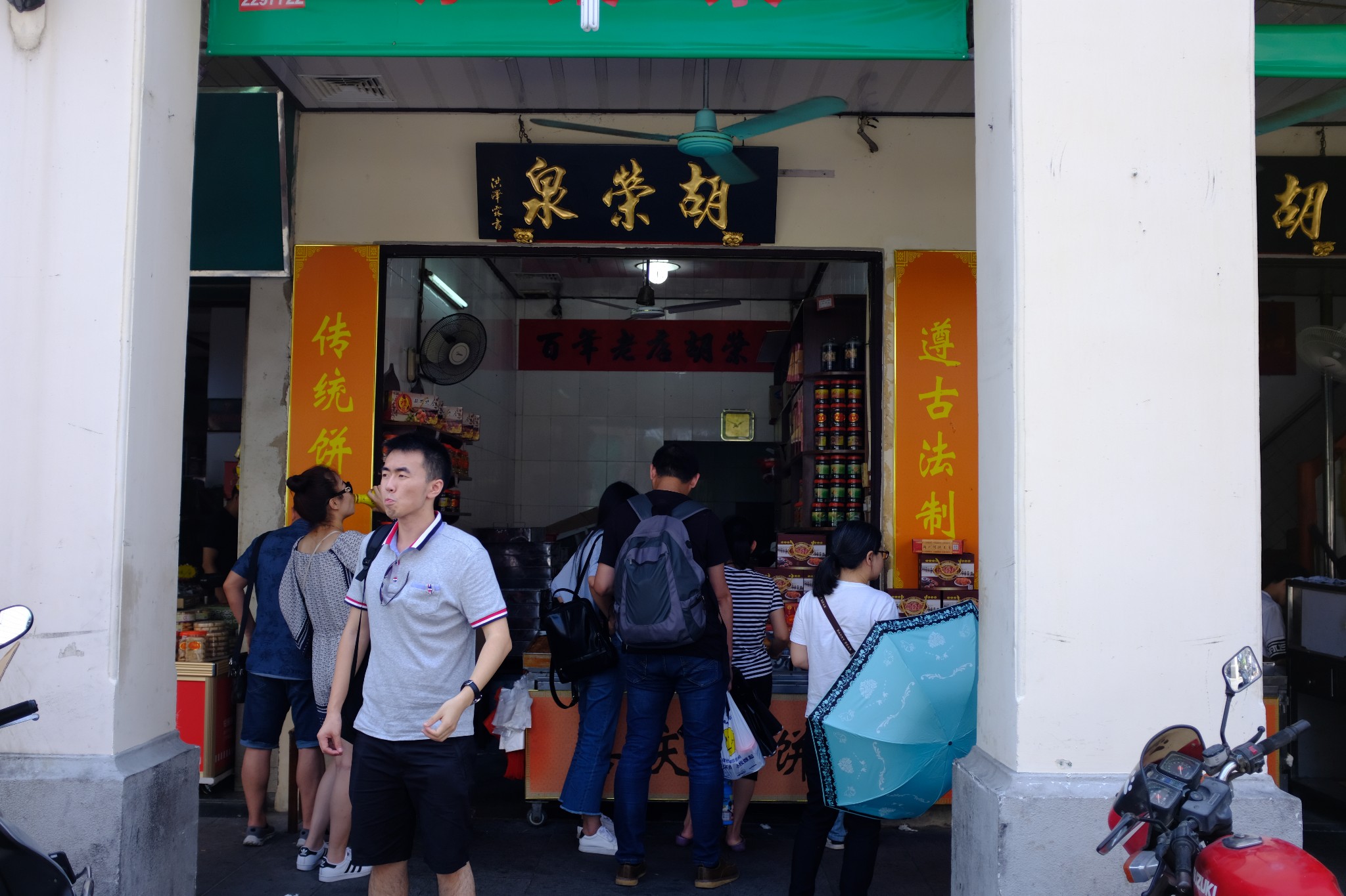 修复,保留了"原址,原貌",牌坊街的小吃也值得一试,推荐胡荣泉的鸭母捻