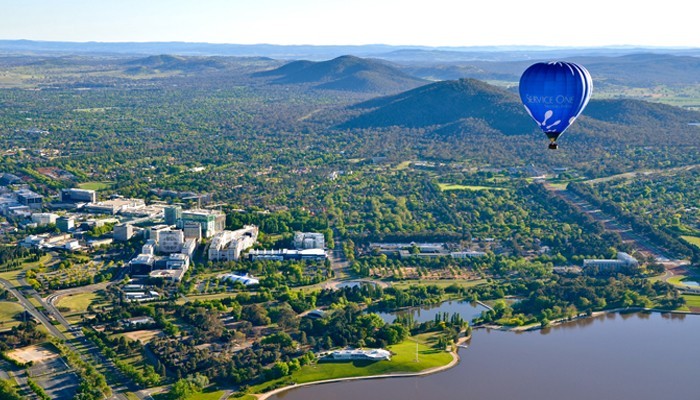 搭乘热气球缓缓升入空中,从高空俯瞰堪培拉市全景,堪培拉国会大厦