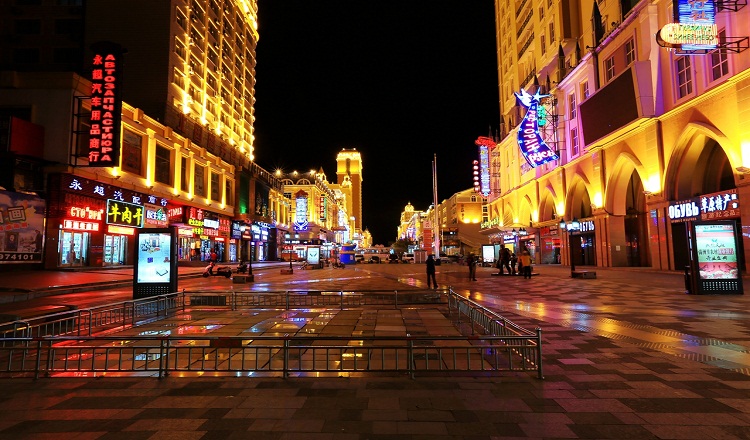 滿洲里夜景(推薦逛夜景的絕佳之地:套娃廣場,步行街,婚禮宮,北湖公園)