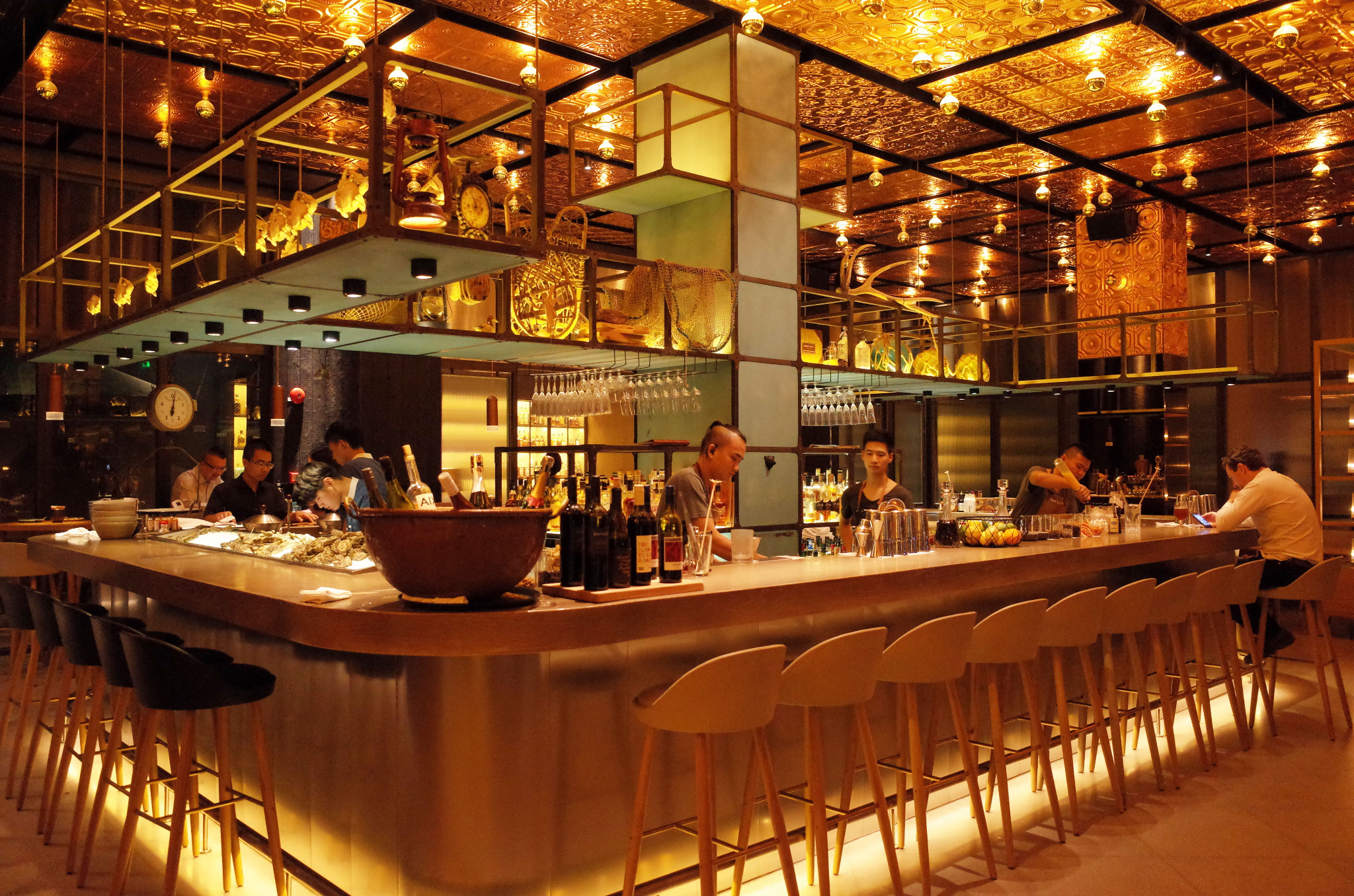 上海吃喝丨愚园路上的这家西餐厅,吧台亮瞎我的眼!