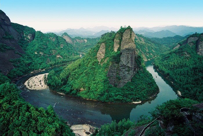 奇絕的一線天景緻著稱,天門山景區因天門山而得名,天門山雄鎮資江